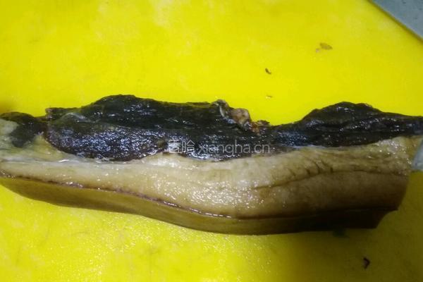 蒜苗炒腊肉的做法图解2