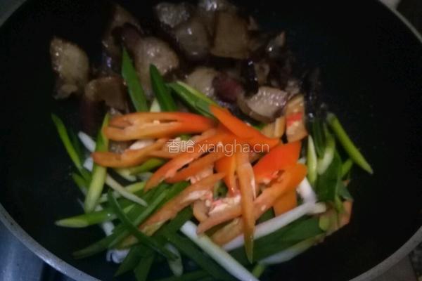 蒜苗炒腊肉的做法图解7