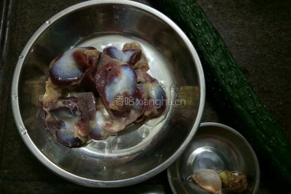 鸡肾炒青瓜的做法图解1