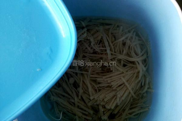 豌豆苗炒百叶丝的做法图解2