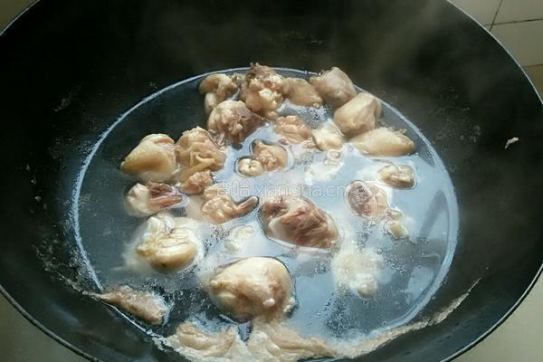 鸡腿炒胡萝卜的做法图解2