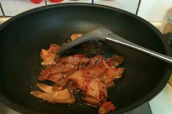 辣白菜炒年糕的做法图解2