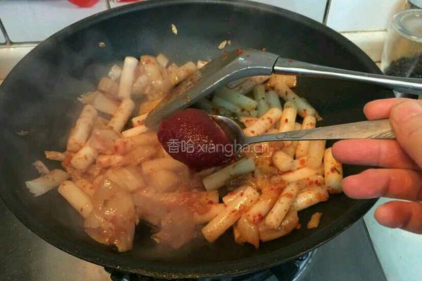 辣白菜炒年糕的做法图解4
