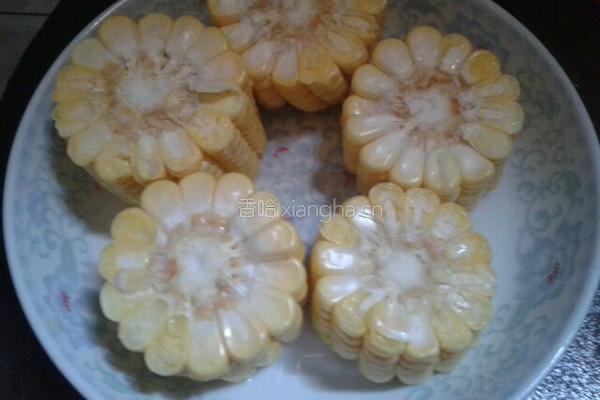 玉米排骨汤的做法图解2