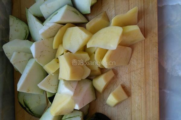 东北土豆炖茄子的做法图解2
