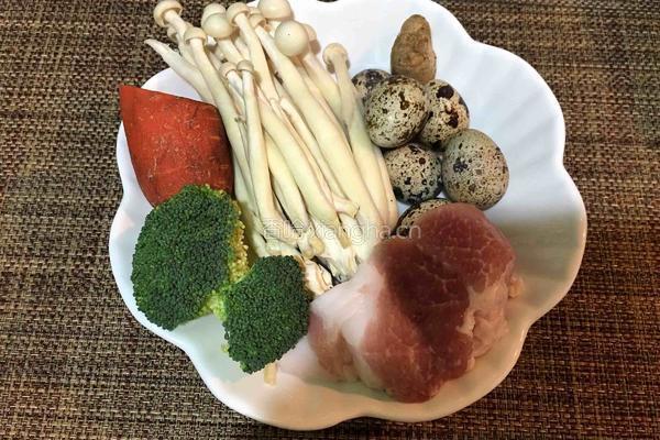 白玉菇鹌鹑蛋肉片蔬菜汤的做法图解1