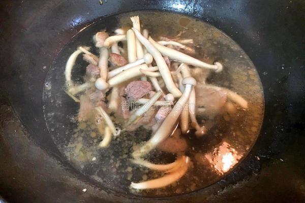 白玉菇鹌鹑蛋肉片蔬菜汤的做法图解6