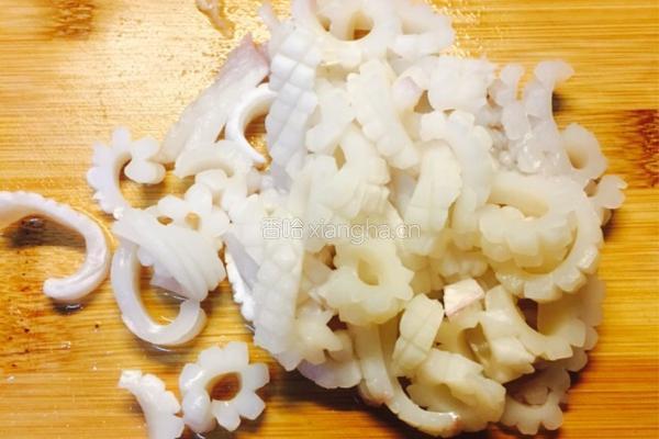 西芹拌鱿鱼花的做法图解4