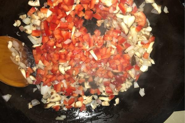 牛肉鸡蛋番茄酱意大利面的做法图解3