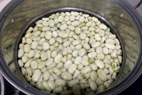 凉拌蚕豆的做法图解2
