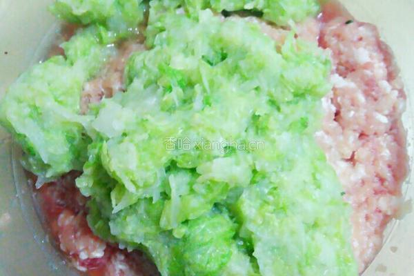 虾仁猪肉饺的做法图解2