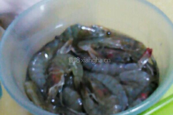 虾仁猪肉饺的做法图解1
