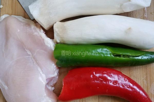 鲍菇鸡肉丁的做法图解1