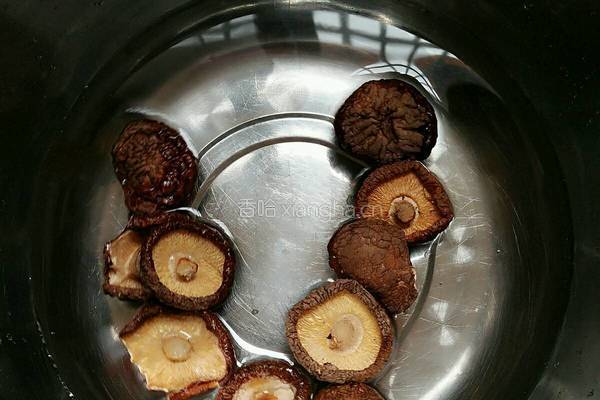香菇炖老母鸡的做法图解3