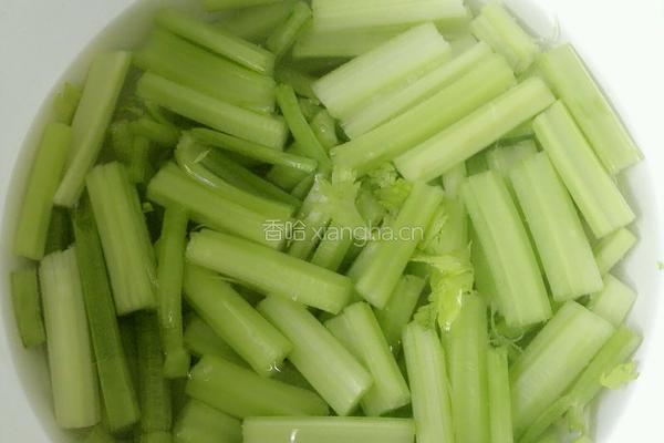 芹菜炒腊肠的做法图解1