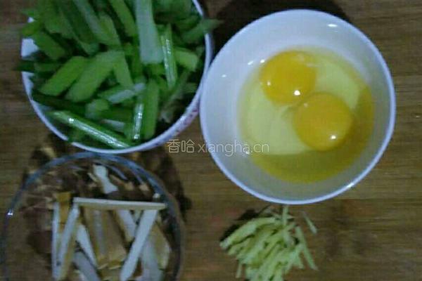 鸡蛋芹菜炒豆干的做法图解1