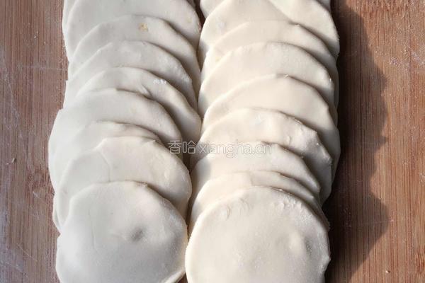 韭菜鸡蛋虾皮饺子的做法图解6
