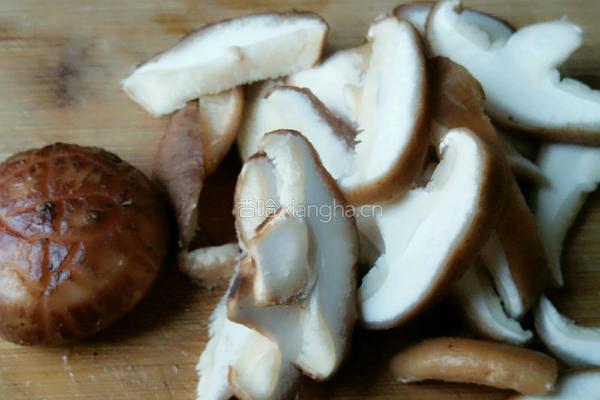 蒜蓉香菇鲜笋的做法图解1