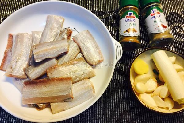 香烤酥带鱼的做法图解1