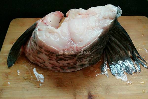 红油豆瓣酱炖青鱼块的做法图解1