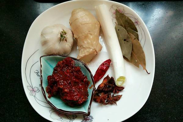 红油豆瓣酱炖青鱼块的做法图解2
