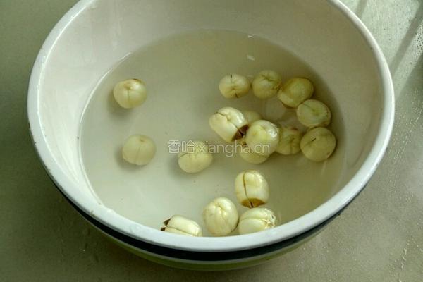 莲子红枣桂圆猪心汤的做法图解1
