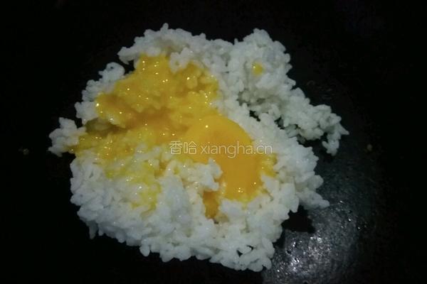 蛋黄炒饭的做法图解2