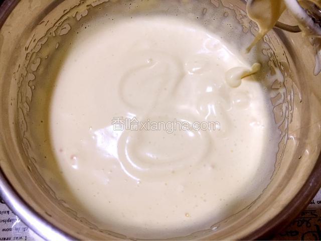 用电动打蛋器打发至蓬松发白，提起打蛋器画8字不易消失即可