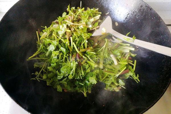 野芹腊肉小炒的做法图解5