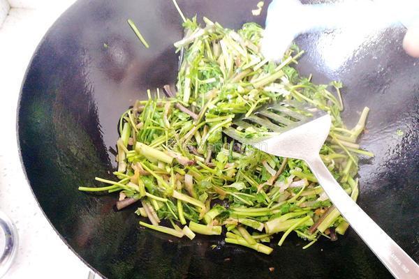 野芹腊肉小炒的做法图解6