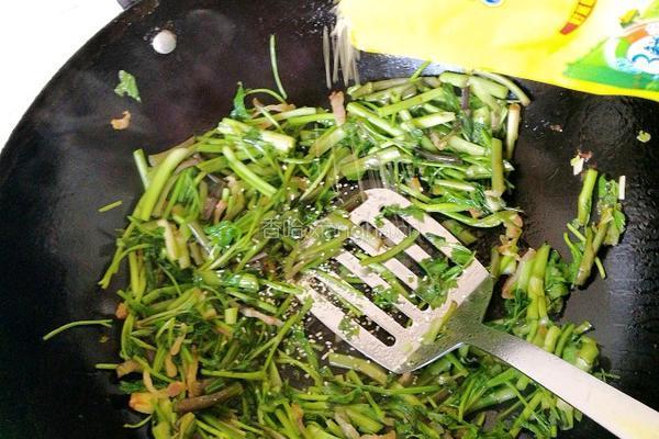 野芹腊肉小炒的做法图解7