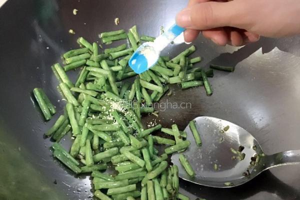 干煸豆角的做法图解3