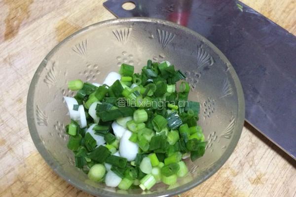葱炒蚕豆的做法图解3