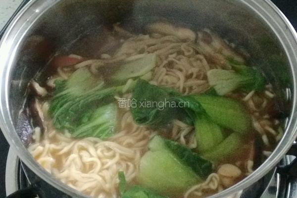 牛肉鲜蘑蔬菜面的做法图解7