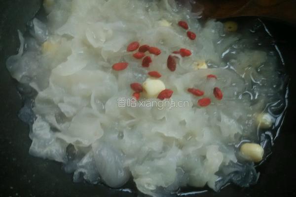 银耳莲子枸杞羹的做法图解6