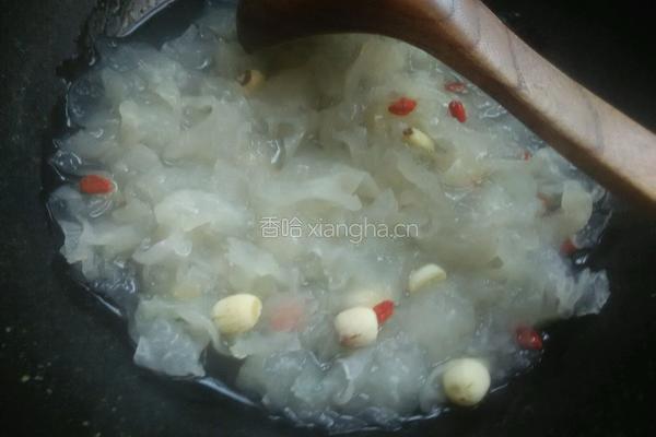 银耳莲子枸杞羹的做法图解7