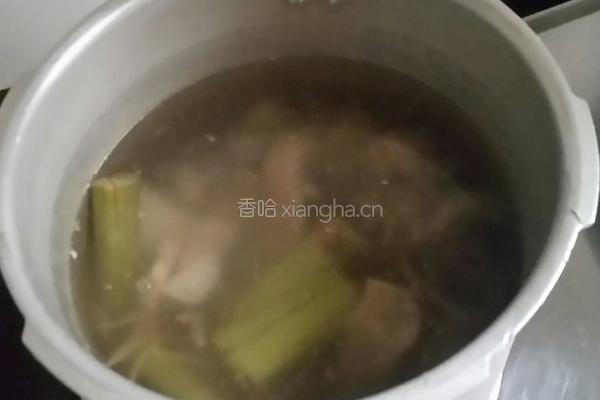 竹蔗茅根粉葛排骨汤的做法图解4