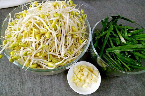 韭菜炒黄豆芽的做法图解1