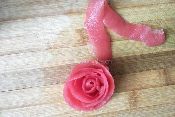 西红柿皮花朵的做法图解3