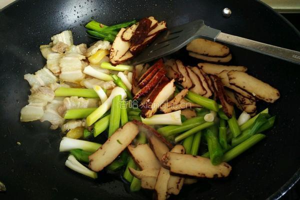 五花肉香干炒青蒜的做法图解4