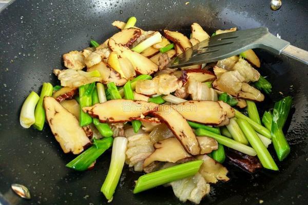 五花肉香干炒青蒜的做法图解5