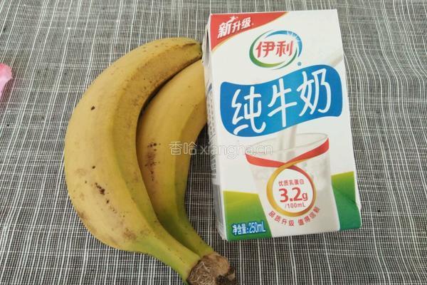 香蕉炖奶（微波炉版）的做法图解1