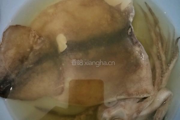 双椒炒鱿鱼的做法图解1