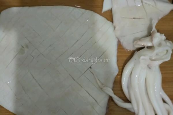 双椒炒鱿鱼的做法图解2