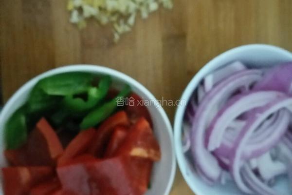 双椒炒鱿鱼的做法图解3