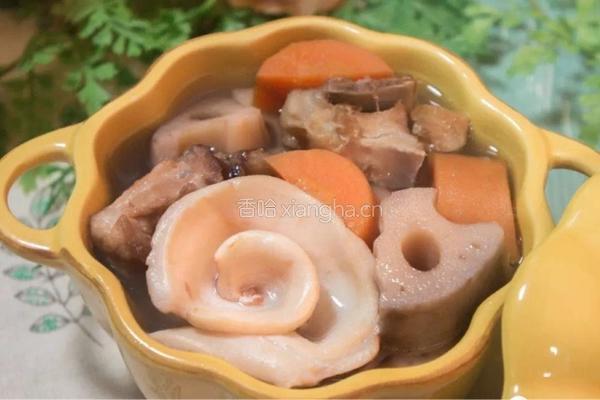 胡萝卜莲藕排骨花胶汤的做法图解5