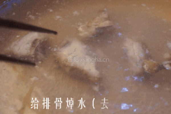 胡萝卜莲藕排骨花胶汤的做法图解2