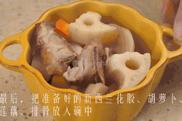 胡萝卜莲藕排骨花胶汤的做法图解4