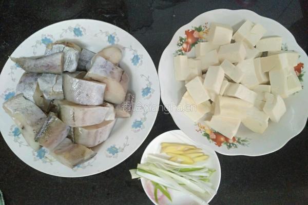 清炖鳕鱼豆腐汤的做法图解2