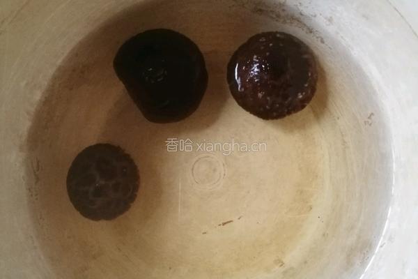 酸辣海鲜米线的做法图解1
